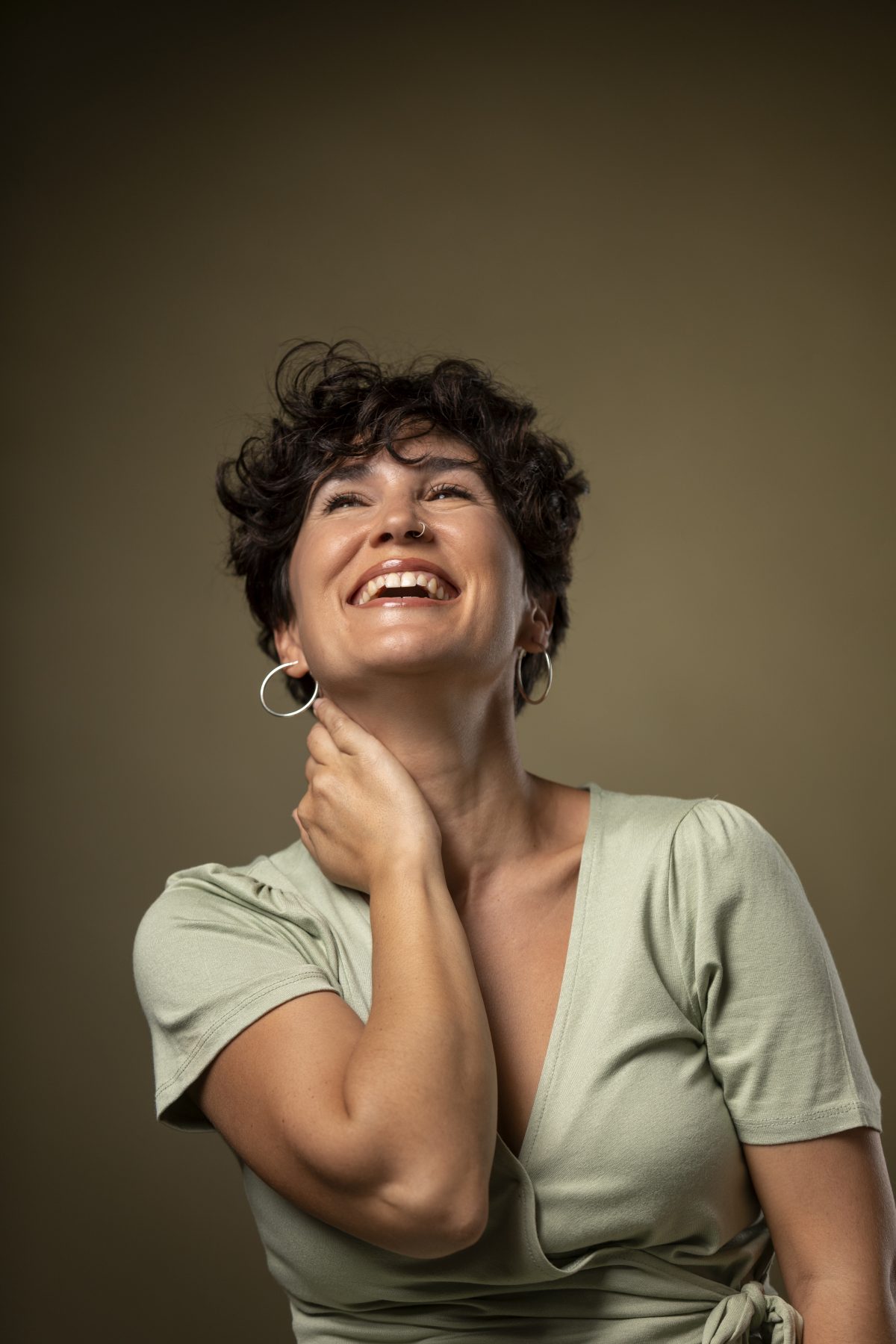 Mulher em um momento de introspecção e clareza